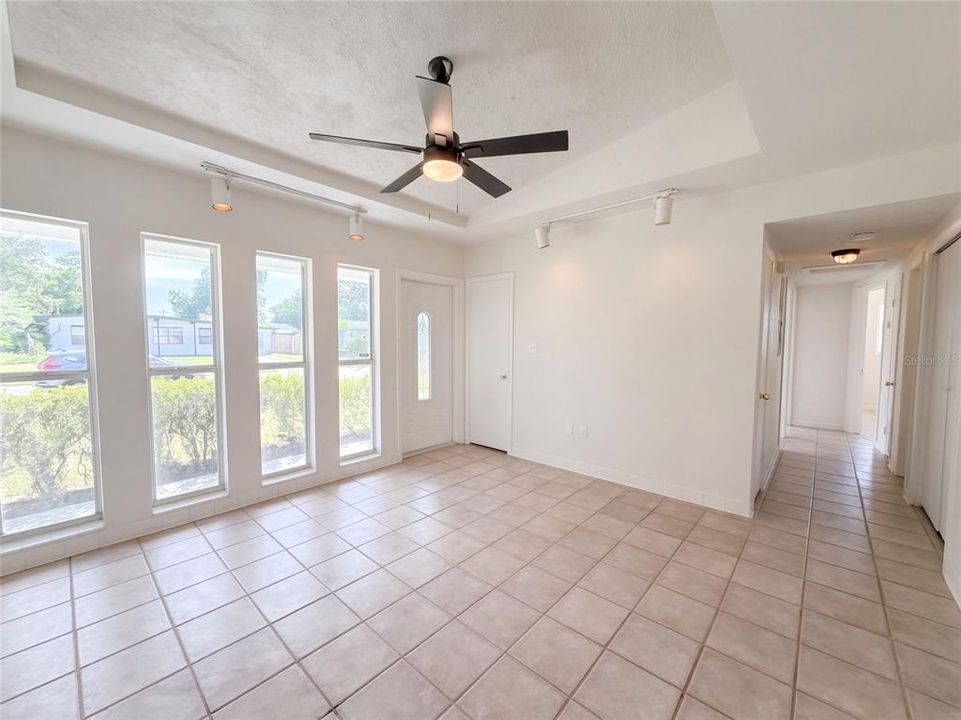 For Sale: $240,000 (3 beds, 1 baths, 912 Square Feet)