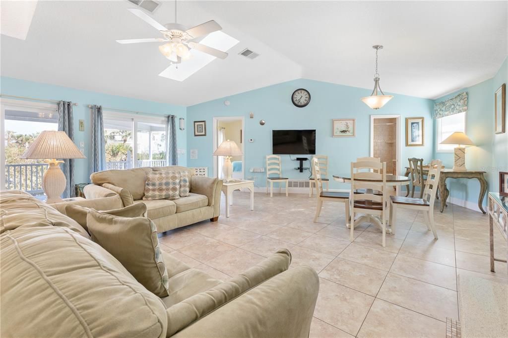 For Sale: $599,000 (2 beds, 2 baths, 1364 Square Feet)