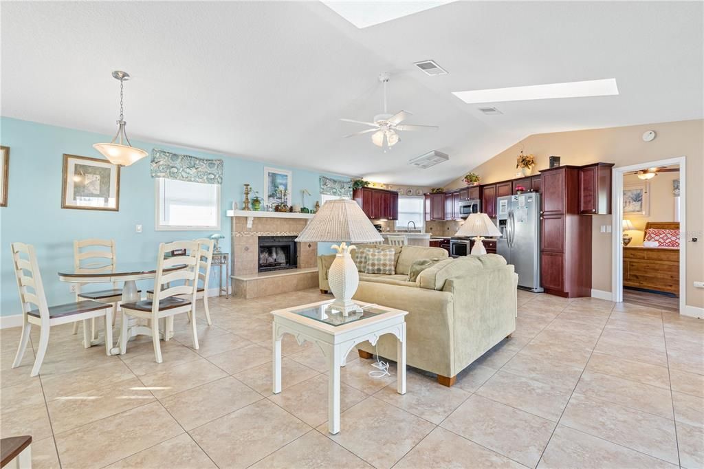 For Sale: $599,000 (2 beds, 2 baths, 1364 Square Feet)