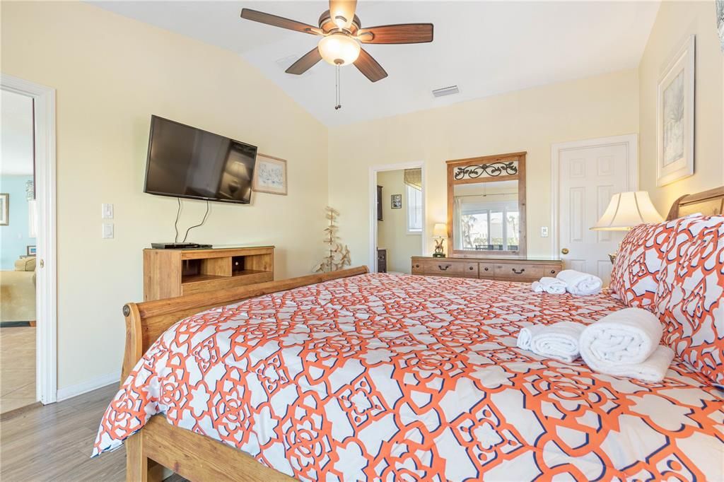For Sale: $599,000 (2 beds, 2 baths, 1364 Square Feet)