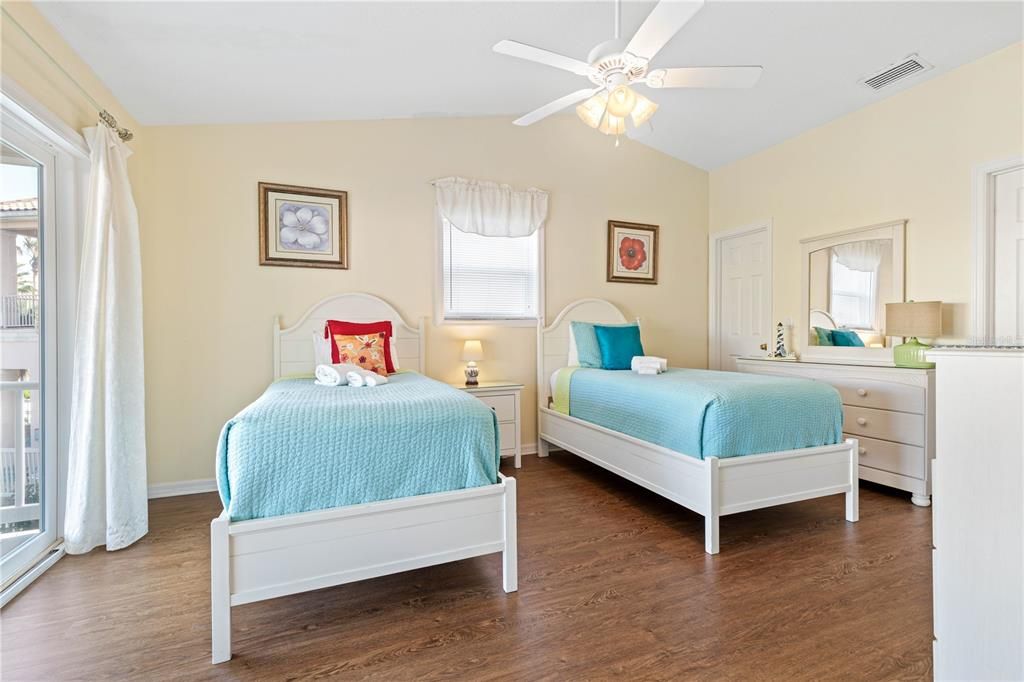 For Sale: $599,000 (2 beds, 2 baths, 1364 Square Feet)