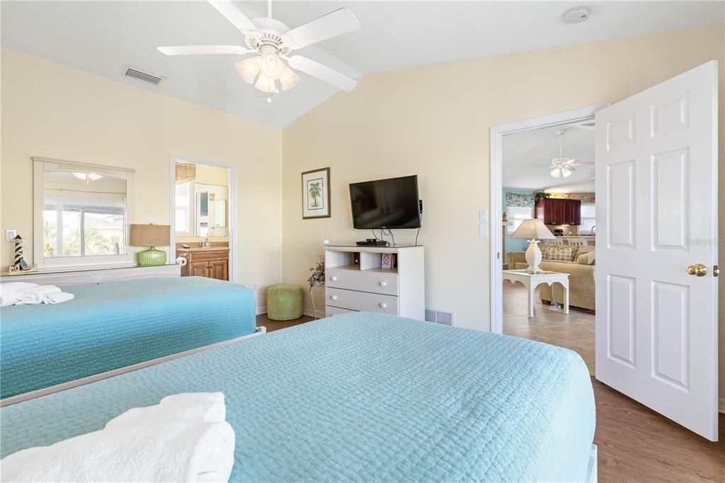For Sale: $599,000 (2 beds, 2 baths, 1364 Square Feet)