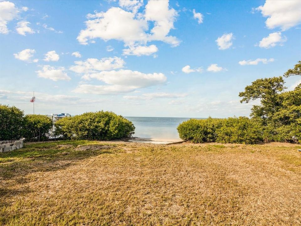 На продажу: $133,500 (0.26 acres)