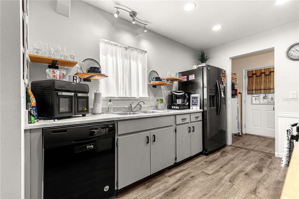For Sale: $169,900 (2 beds, 2 baths, 1144 Square Feet)