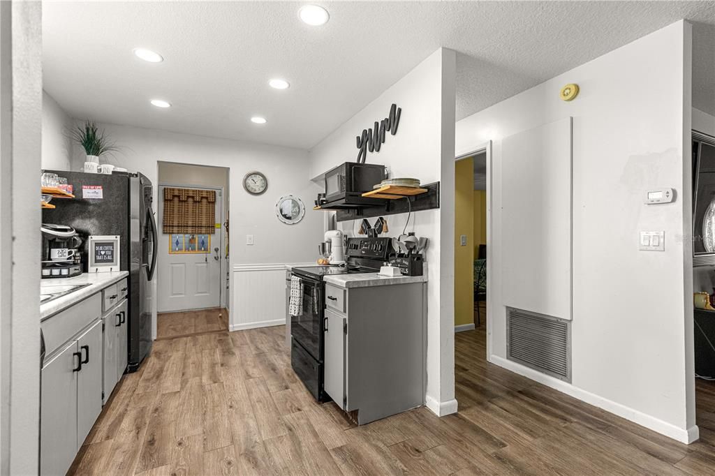 For Sale: $169,900 (2 beds, 2 baths, 1144 Square Feet)