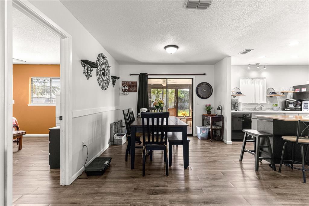 For Sale: $169,900 (2 beds, 2 baths, 1144 Square Feet)