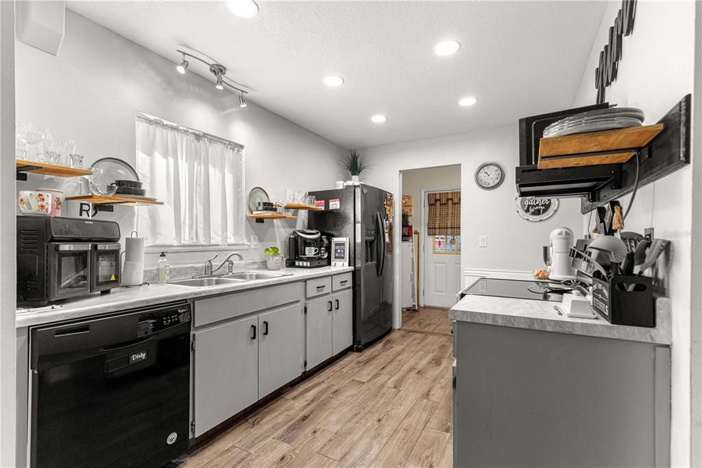 For Sale: $169,900 (2 beds, 2 baths, 1144 Square Feet)