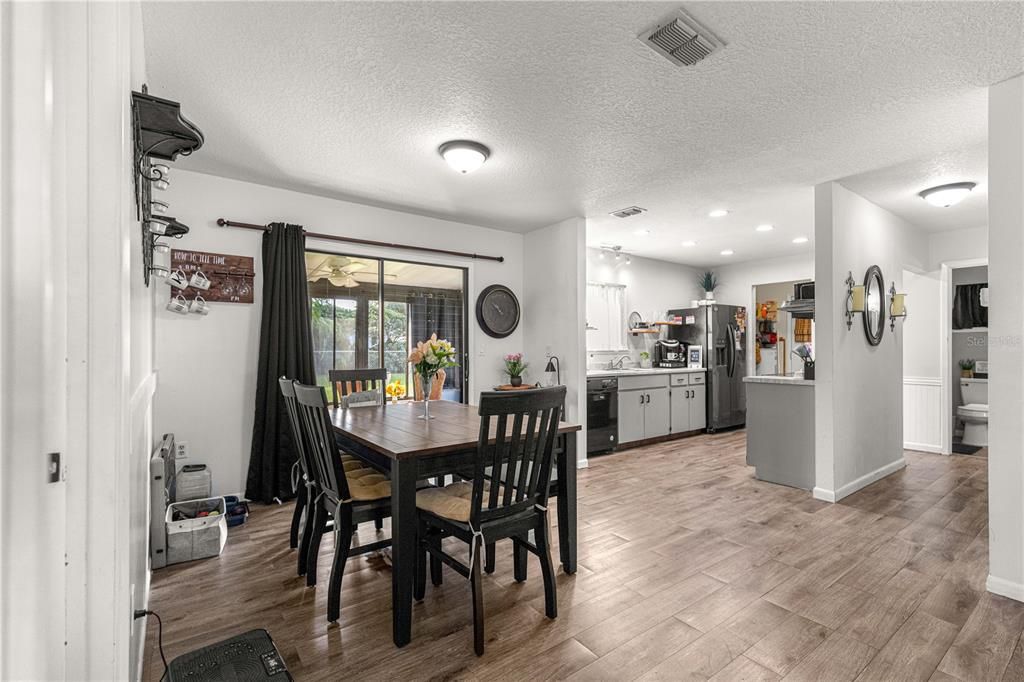 For Sale: $169,900 (2 beds, 2 baths, 1144 Square Feet)