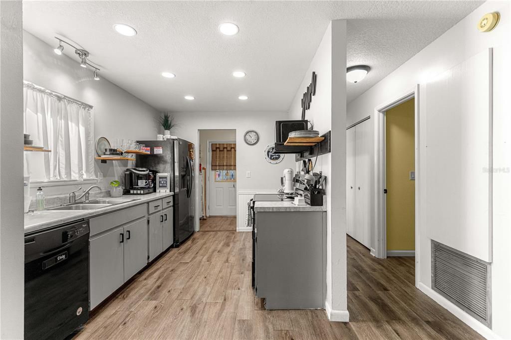For Sale: $169,900 (2 beds, 2 baths, 1144 Square Feet)