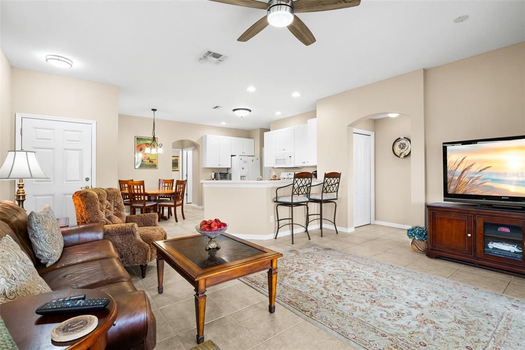 Activo con contrato: $239,900 (3 camas, 2 baños, 1547 Pies cuadrados)