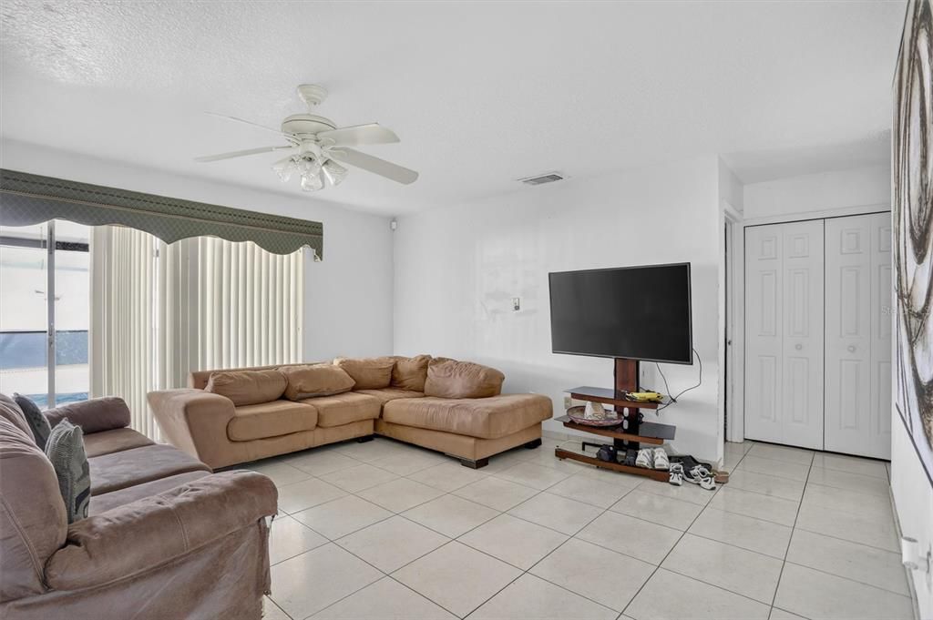En Venta: $389,900 (4 camas, 3 baños, 1812 Pies cuadrados)