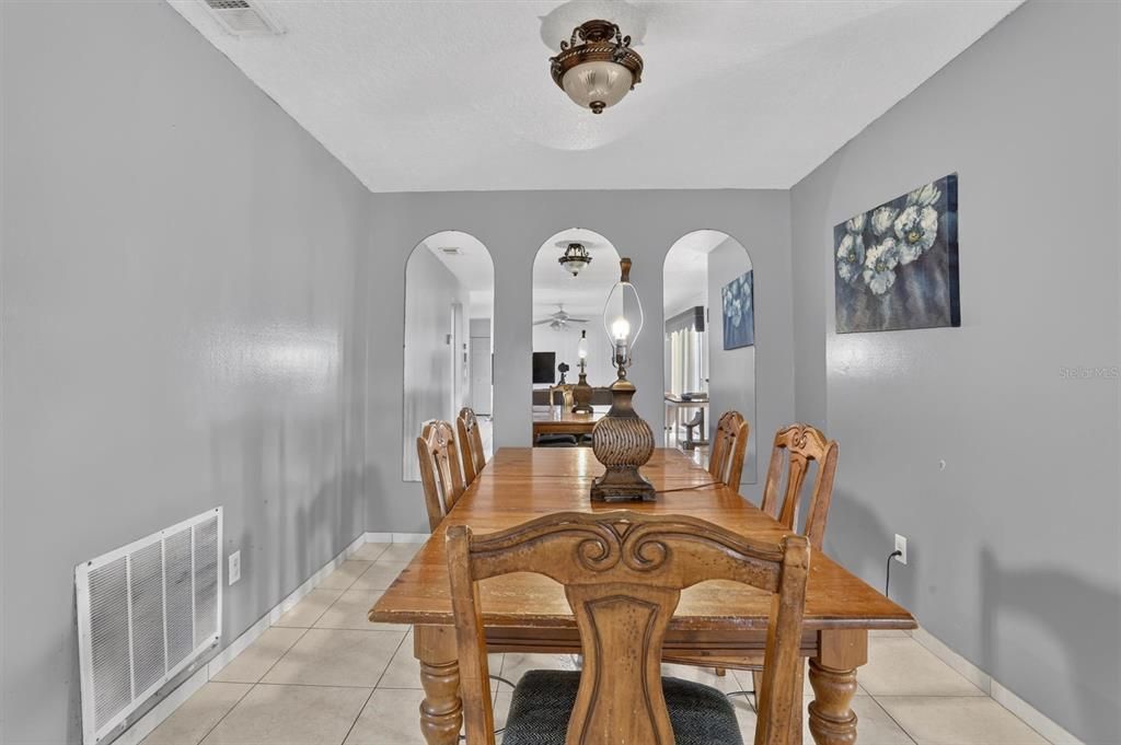 En Venta: $389,900 (4 camas, 3 baños, 1812 Pies cuadrados)