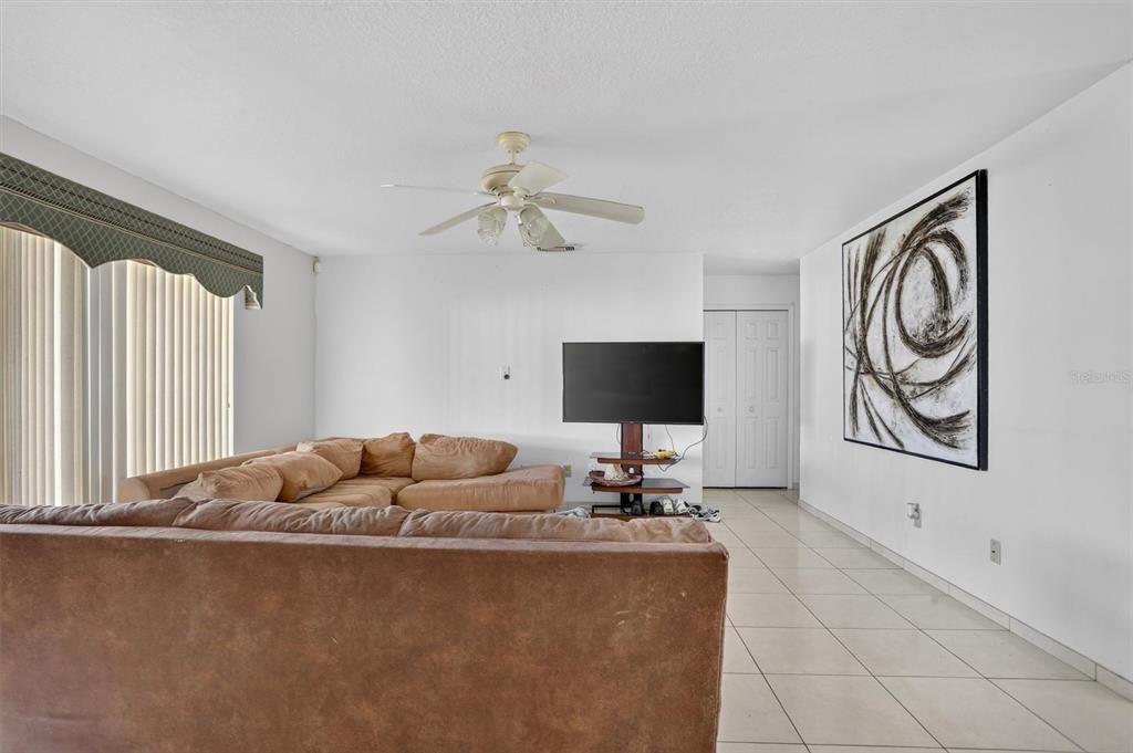 En Venta: $389,900 (4 camas, 3 baños, 1812 Pies cuadrados)