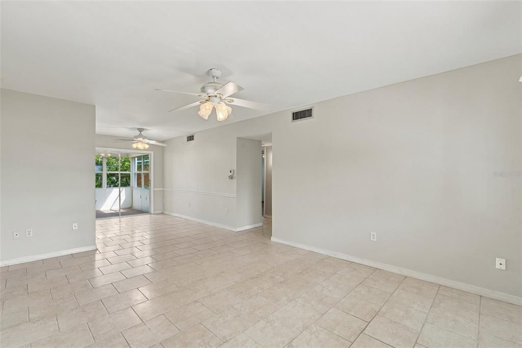 For Sale: $95,000 (2 beds, 2 baths, 919 Square Feet)