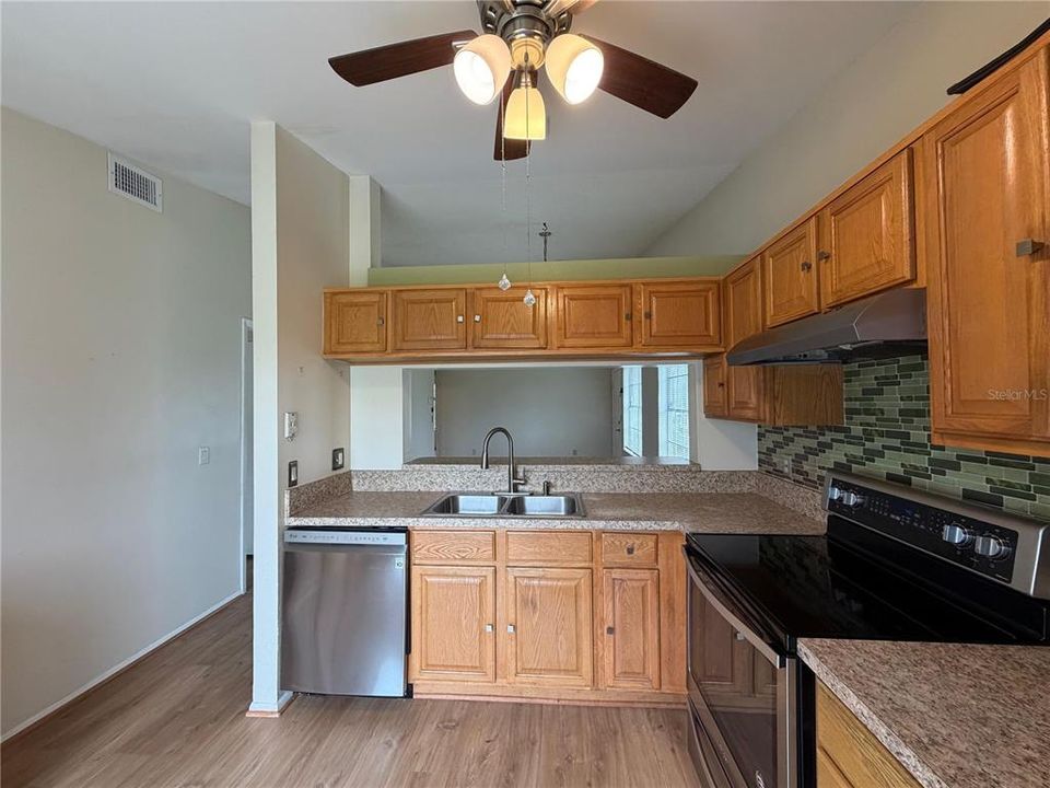 В аренду: $1,800 (3 спален, 2 ванн, 1056 Квадратных фут)