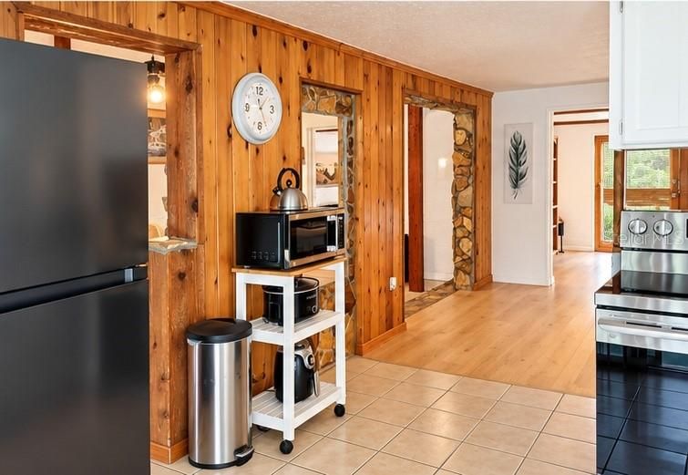 For Sale: $175,000 (2 beds, 1 baths, 1408 Square Feet)