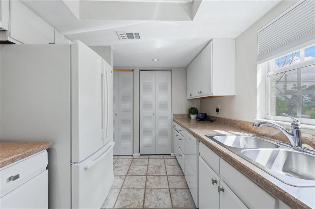 На продажу: $194,500 (2 спален, 2 ванн, 1056 Квадратных фут)