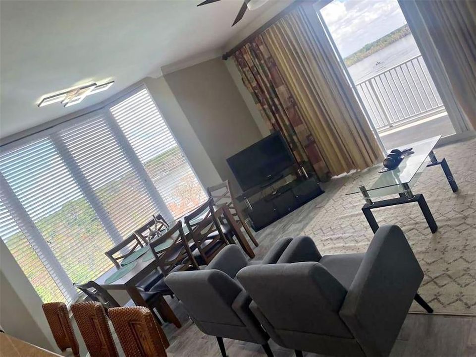 For Sale: $350,000 (2 beds, 2 baths, 1078 Square Feet)
