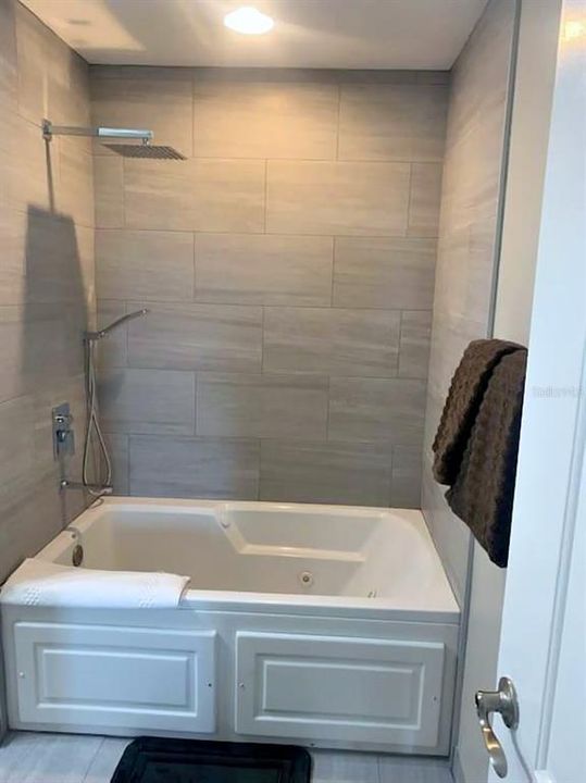 For Sale: $350,000 (2 beds, 2 baths, 1078 Square Feet)