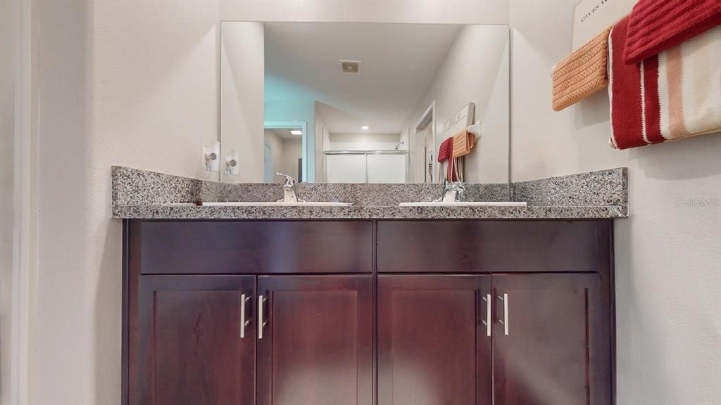 En Venta: $410,000 (5 camas, 2 baños, 2215 Pies cuadrados)