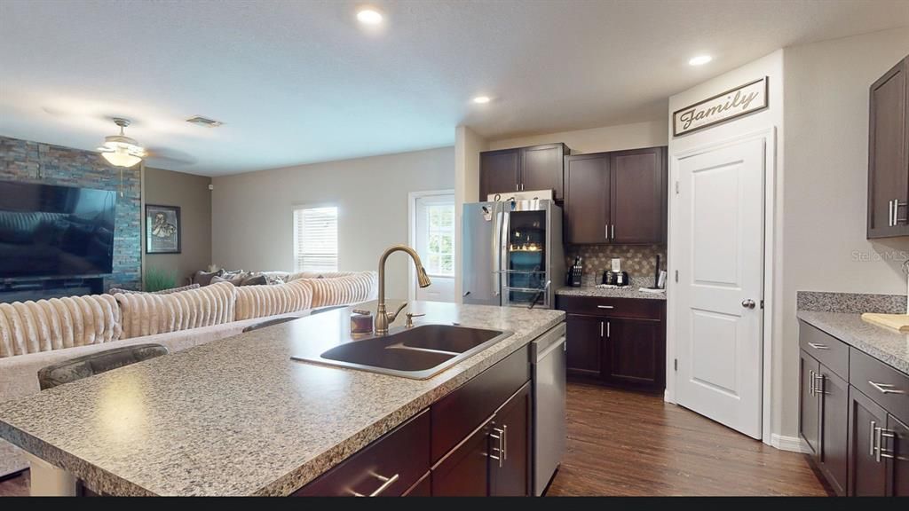 En Venta: $410,000 (5 camas, 2 baños, 2215 Pies cuadrados)