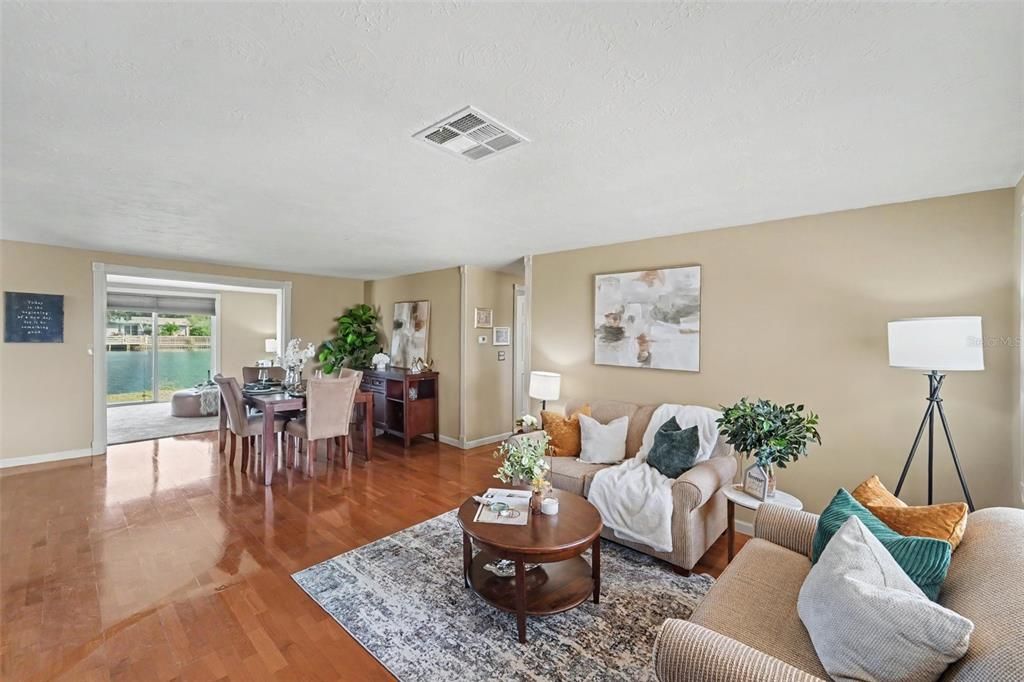 For Sale: $255,000 (2 beds, 2 baths, 1140 Square Feet)