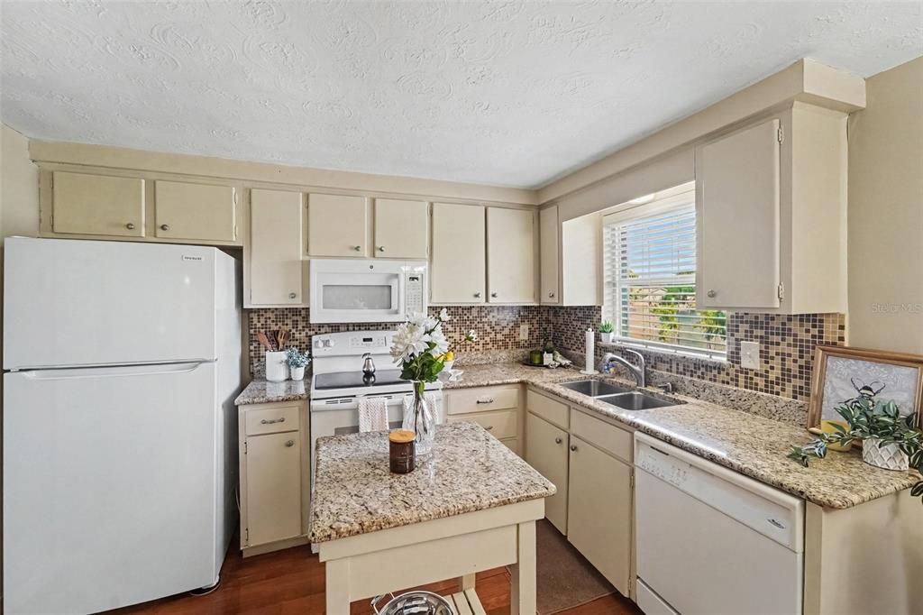For Sale: $255,000 (2 beds, 2 baths, 1140 Square Feet)