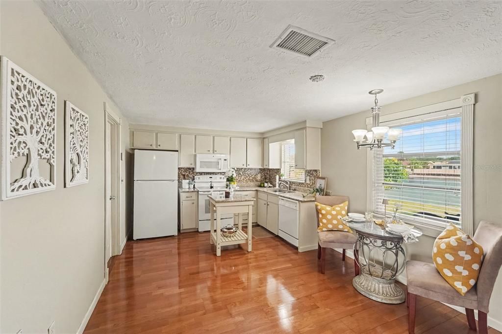 For Sale: $255,000 (2 beds, 2 baths, 1140 Square Feet)