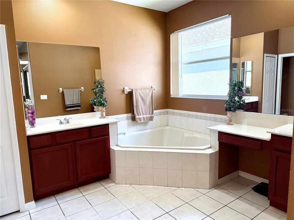 For Sale: $570,000 (4 beds, 3 baths, 2871 Square Feet)
