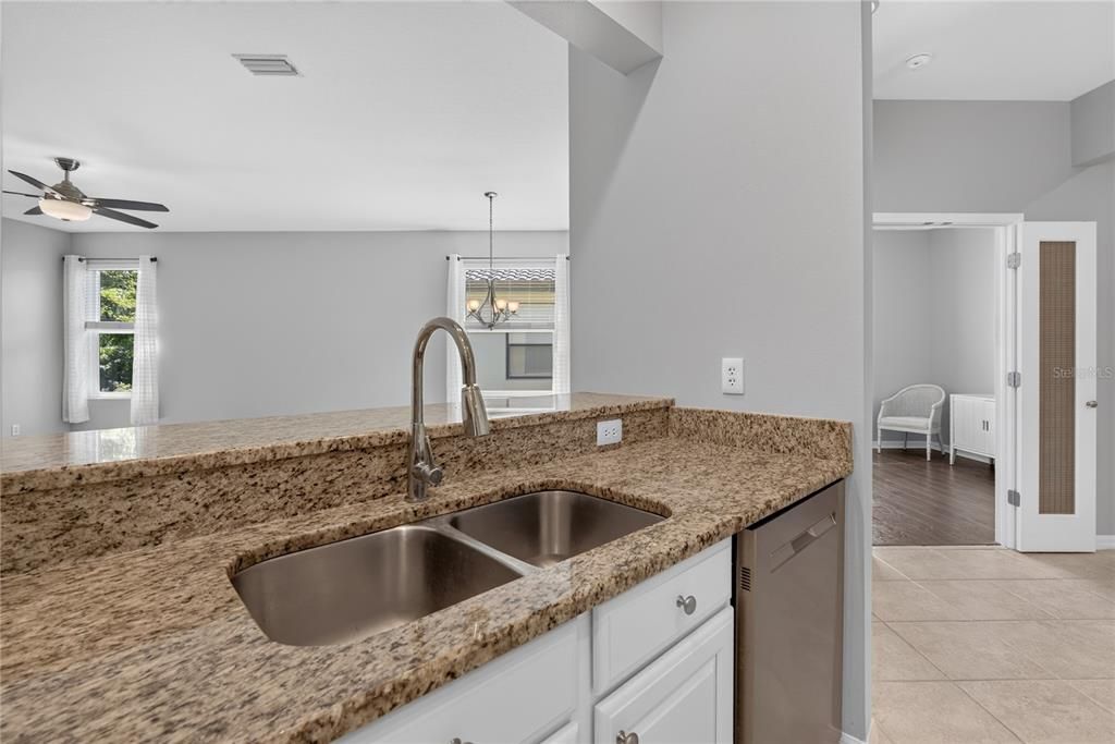 For Sale: $285,000 (2 beds, 2 baths, 1560 Square Feet)