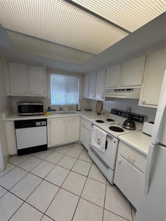 For Sale: $115,900 (2 beds, 2 baths, 917 Square Feet)