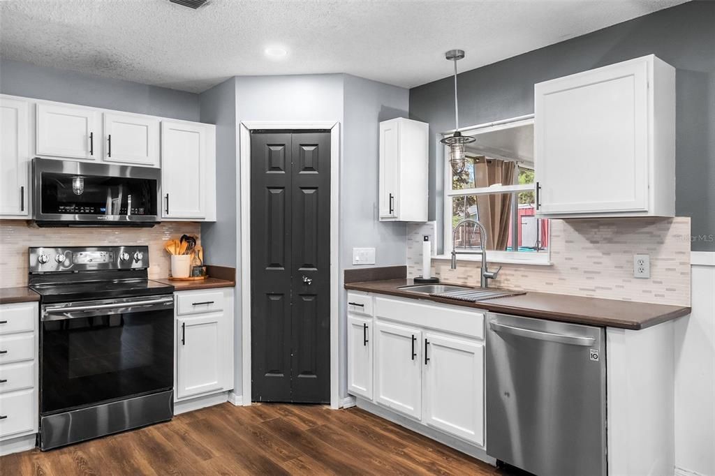 For Sale: $392,000 (4 beds, 2 baths, 2380 Square Feet)