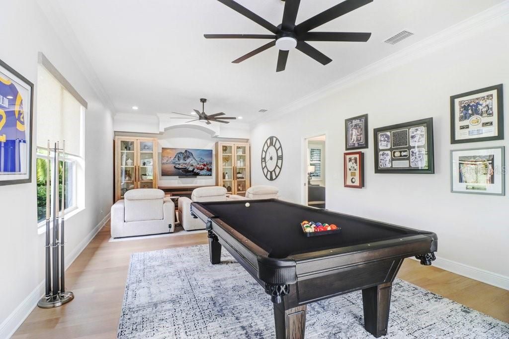 En Venta: $1,299,900 (4 camas, 3 baños, 3585 Pies cuadrados)