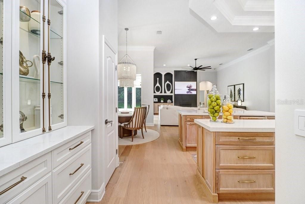 En Venta: $1,299,900 (4 camas, 3 baños, 3585 Pies cuadrados)