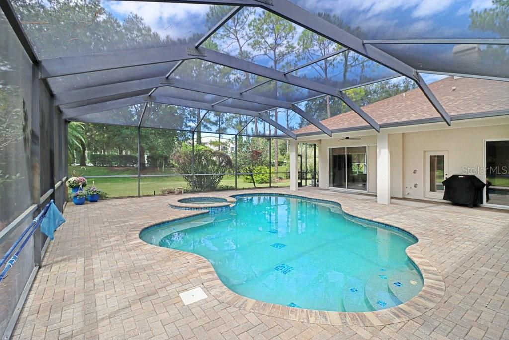 En Venta: $1,299,900 (4 camas, 3 baños, 3585 Pies cuadrados)
