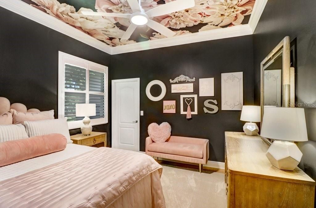 En Venta: $1,299,900 (4 camas, 3 baños, 3585 Pies cuadrados)