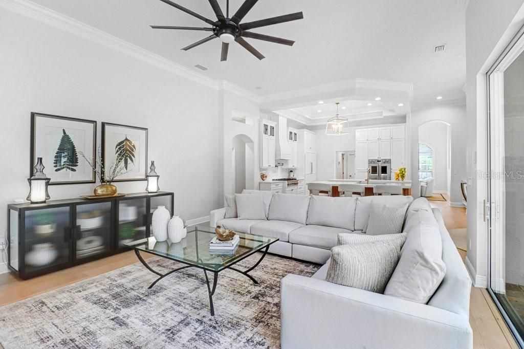 En Venta: $1,299,900 (4 camas, 3 baños, 3585 Pies cuadrados)