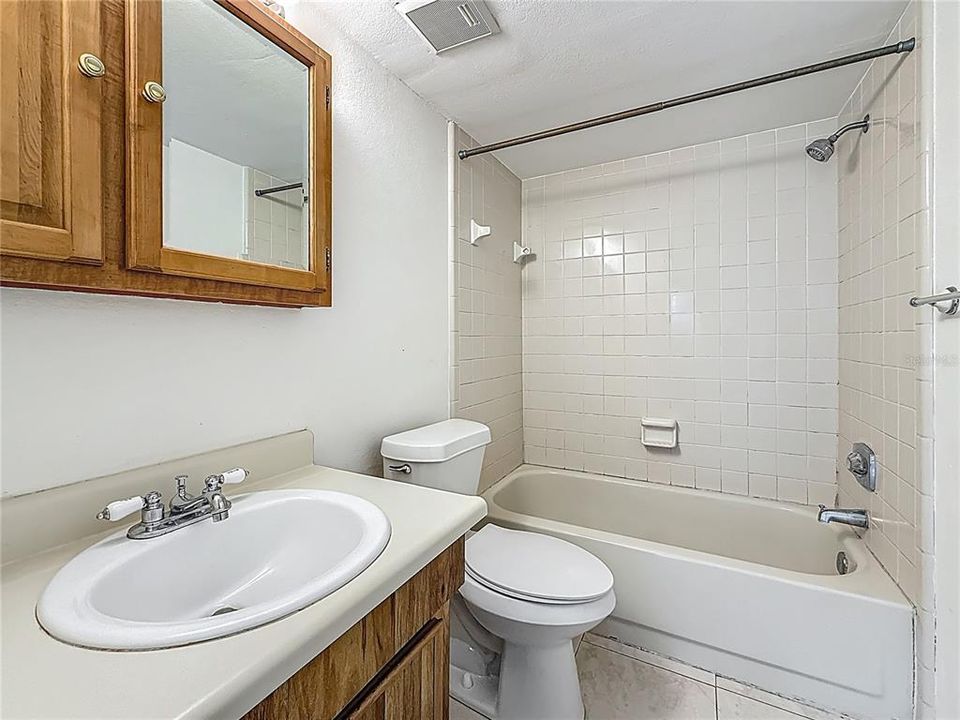 На продажу: $137,000 (2 спален, 2 ванн, 912 Квадратных фут)