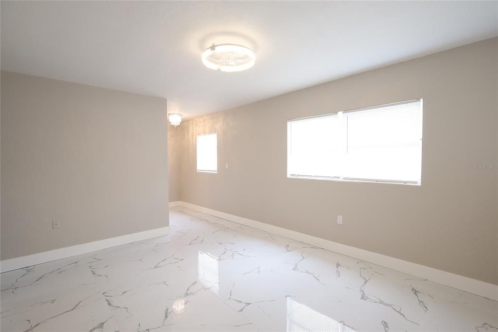 En Venta: $295,900 (4 camas, 2 baños, 1335 Pies cuadrados)