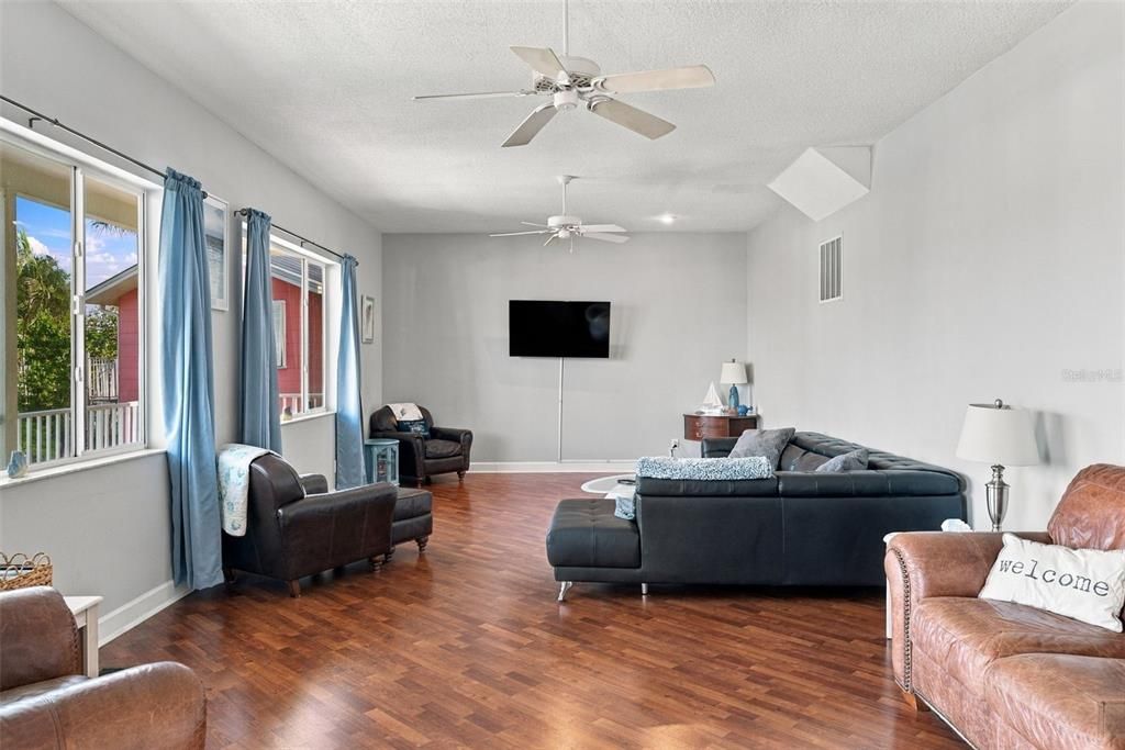 En Renta: $9,500 (4 camas, 2 baños, 3308 Pies cuadrados)