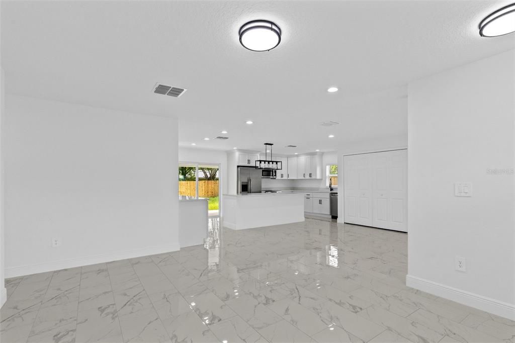 En Venta: $340,000 (4 camas, 2 baños, 1469 Pies cuadrados)