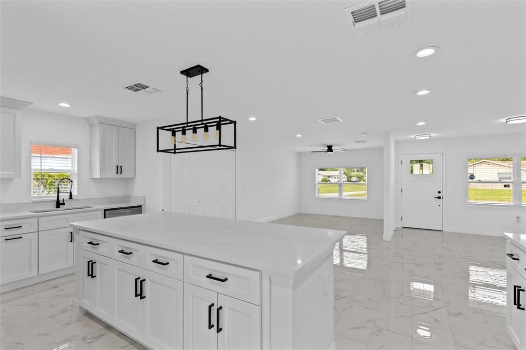 En Venta: $340,000 (4 camas, 2 baños, 1469 Pies cuadrados)