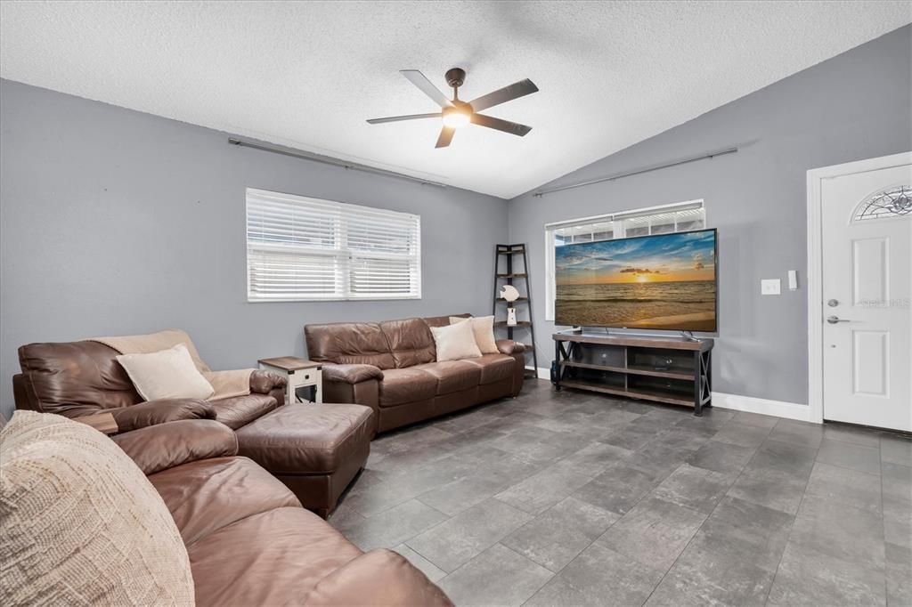 На продажу: $400,000 (4 спален, 2 ванн, 1373 Квадратных фут)