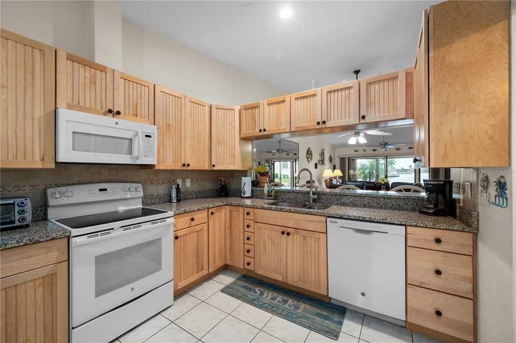 На продажу: $299,000 (2 спален, 2 ванн, 1441 Квадратных фут)