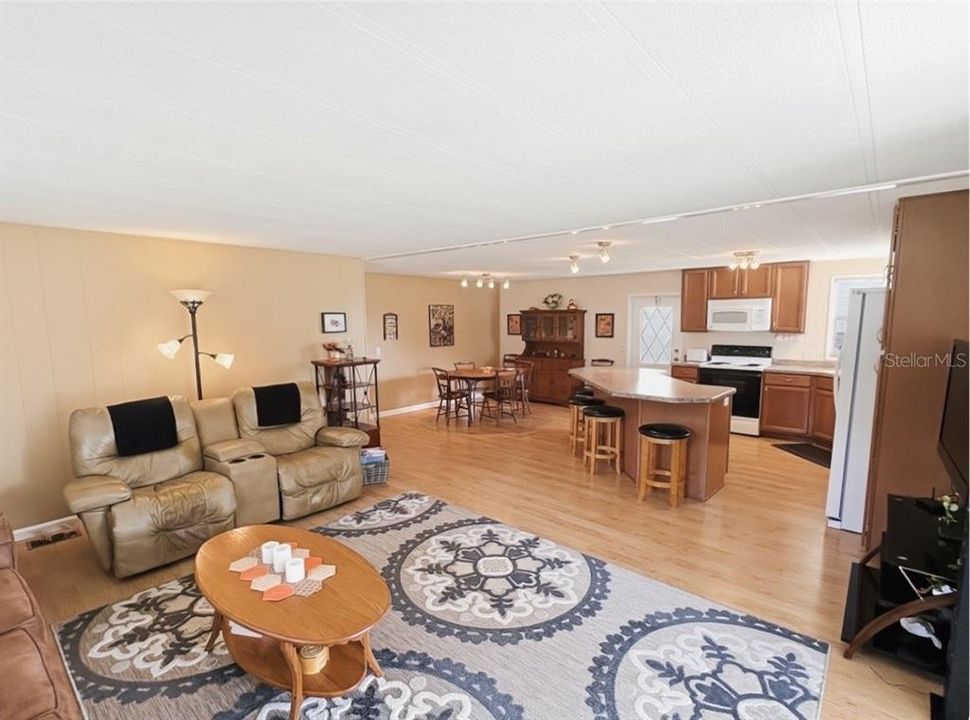 For Sale: $179,900 (2 beds, 2 baths, 1120 Square Feet)