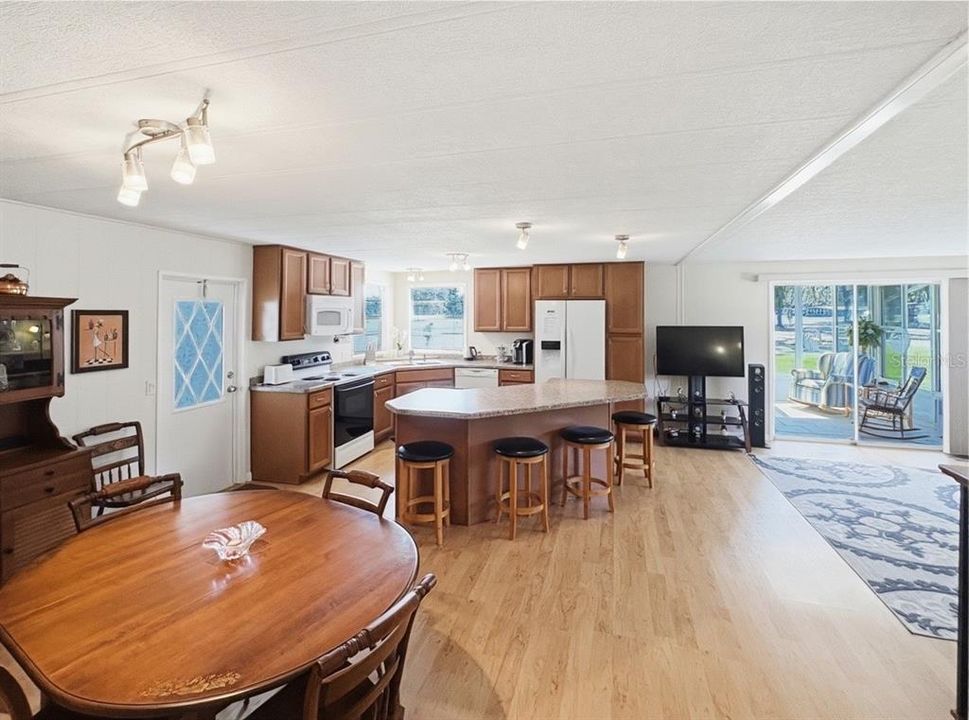 For Sale: $179,900 (2 beds, 2 baths, 1120 Square Feet)