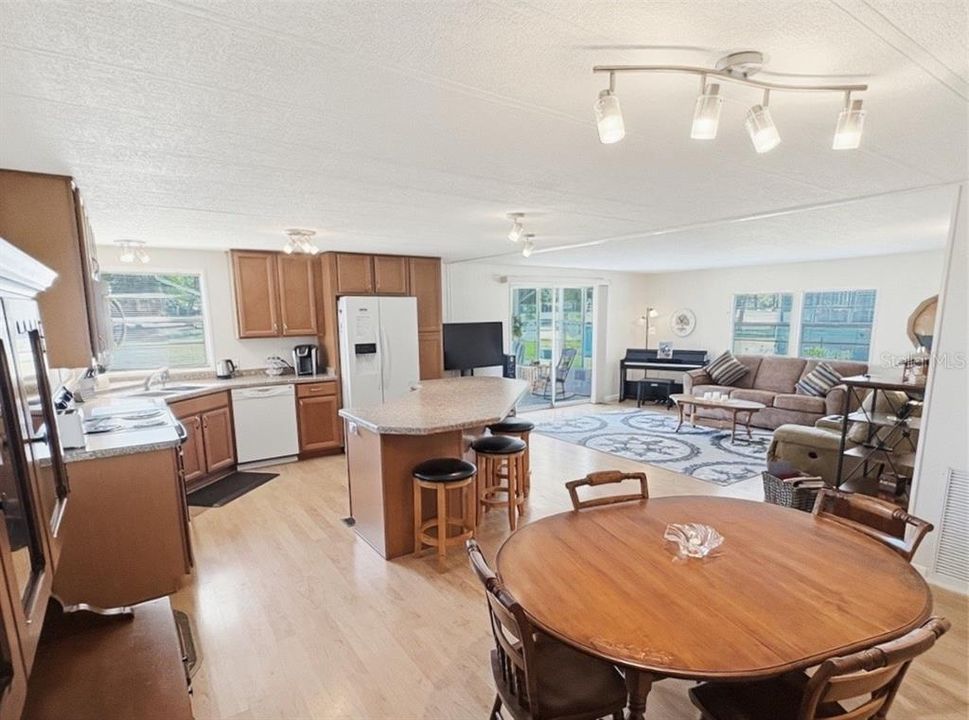 For Sale: $179,900 (2 beds, 2 baths, 1120 Square Feet)