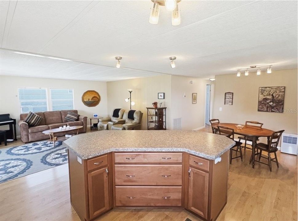 For Sale: $179,900 (2 beds, 2 baths, 1120 Square Feet)