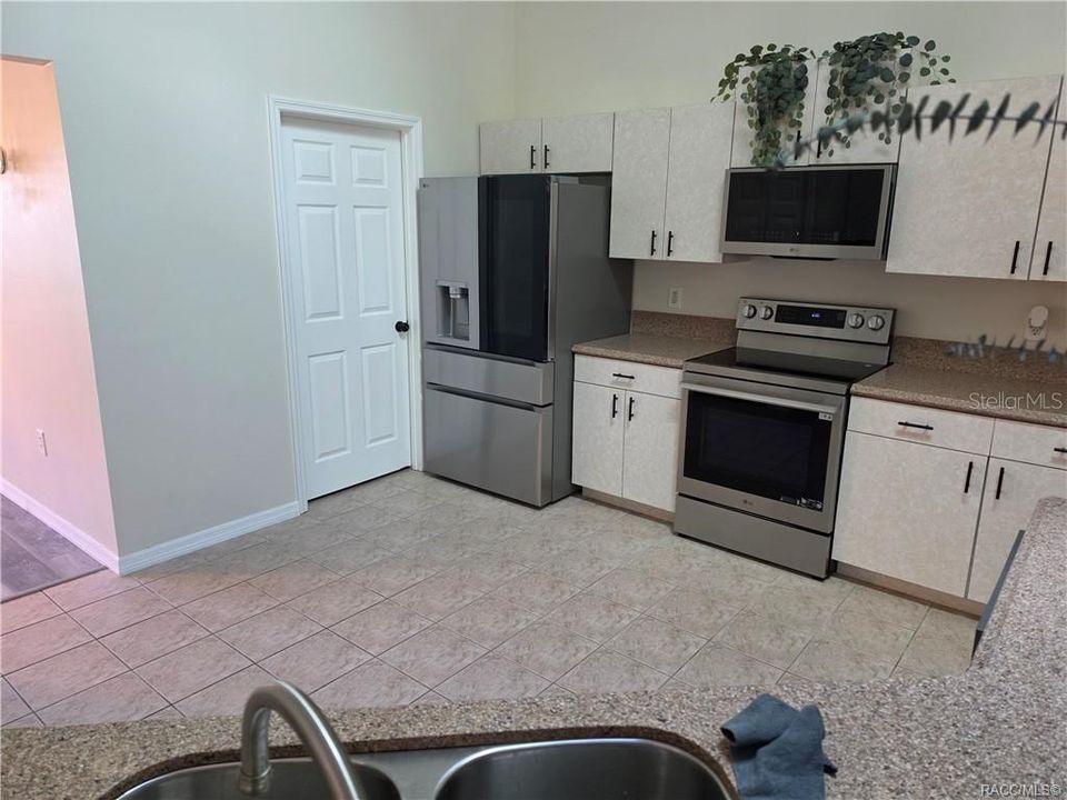 For Sale: $405,000 (3 beds, 2 baths, 2203 Square Feet)
