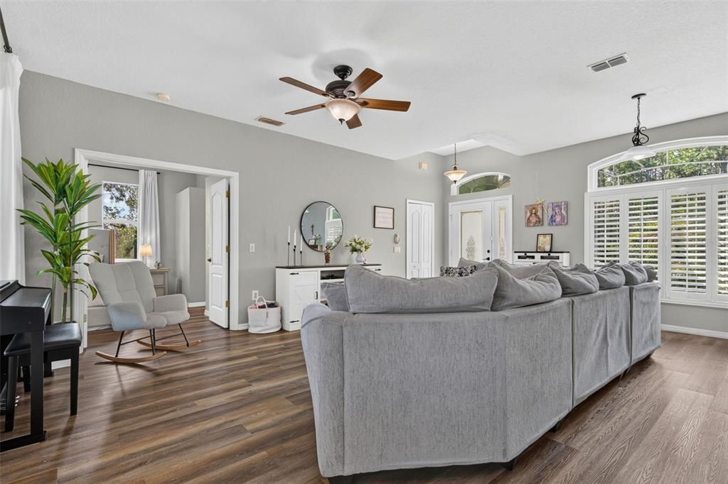 For Sale: $500,000 (3 beds, 2 baths, 1736 Square Feet)